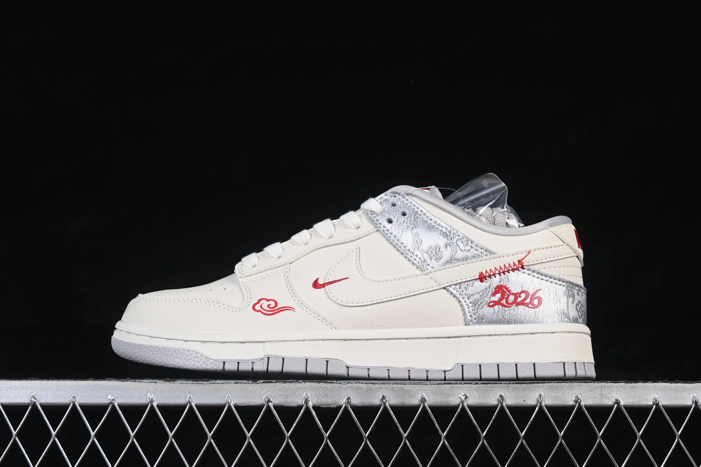 All categories Nk SB Dunk Series Nk SB Dunk Low High-end customized low-top sneakers Nike SB Dunk Low Year of the Horse limited edition Silver Chinese style High-end customized low-top casual sneakers DS6608-022